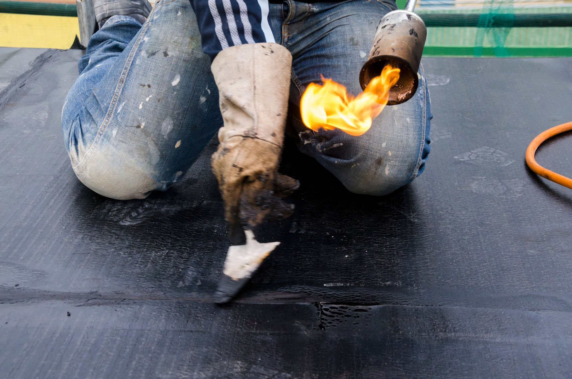 laying of waterproofing sheathing and insulation on a roof